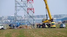 Dělník spadl z jeřábu. Musel pro něj vrtulník