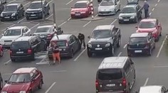 Zloději stačilo pár vteřin. Než žena odvezla košík, vykradl jí odemčené auto. Poznáte ho?