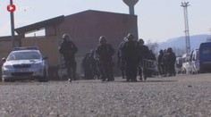 VIDEO: Policisté vlítli do vlaku. Nacvičovali zásah proti hooligans