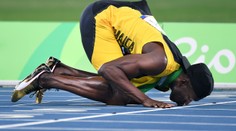 Poslední závod a Bolt dojal sám sebe! Líbal dráhu a děkoval