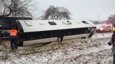 Autobus plný dětí havaroval u Jihlavy. Záchranáři ošetřili 29 zraněných