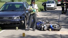 MOTORKÁŘ se srazil s AUTEM! Je těžce ZRANĚNÝ!