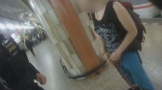 Brutální napadení ve Vršovicích: Dvojici podezřelých policie zadržela v metru