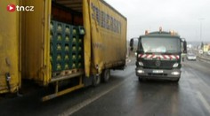 DOPRAVNÍ KOLAPS: PIVO z kamiónu namrzalo na silnici
