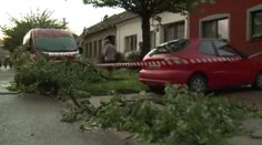 Větrná smršť servala střechu jako papír a poškodila dalších 20 domů