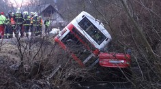 Nebezpečná ledovka: Řidič vystoupil, autobus mu vzápětí smetl auto do potoka