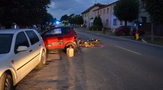 Při střetu motocyklu s menším autem se zranil motorkář! Skončil v nemocnici