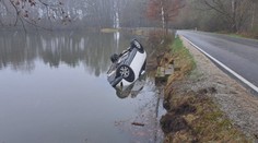 Žena měla obrovské štěstí. Sjela do rybníka, pomoc přivolal další řidič