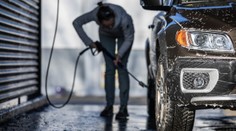 Samoobslužné myčky: Jak ušetřit za mytí auta a čeho se určitě vyvarovat