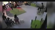 VIDEO ZE ŠKOLKY HRŮZY: Chůvy mlátily děti a dávaly jim alkohol!