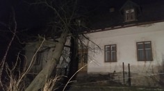 Hasiči kvůli orkánu posílili směny, v Pekle spadl strom přímo na dům