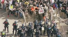 V Austrálii propukly násilné protesty, policisté použili slzný plyn