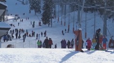 Nerušit, sáňkujeme! Lidé se vysmívají vládě. Skiareály praskají ve švech