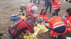 Plavec zůstal pod ledem, hasiči bojovali o každou vteřinu
