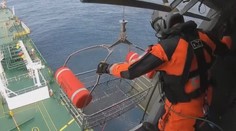Loď s luxusními auty dál bez dozoru pluje oceánem. Škody požáru jdou do miliard
