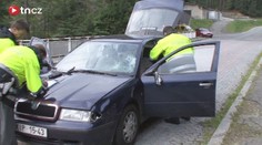 Najel na mostu do lidí. Žena zemřela, tři zranění