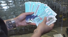 Vláda chce ušetřit na benefitech. Opozice i odbory jsou proti
