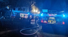 Požár zachvátil ubytovnu v Praze. Jeden člověk zemřel, mezi zraněnými jsou i policisté