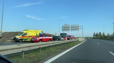 Dálnici D6 ochromila hromadná nehoda. Srazilo se tam šest aut a autobus