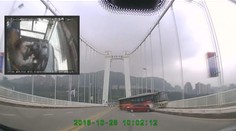 Sjel řidič s autobusem z mostu schválně? Analýza to naznačuje