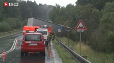 Kamion blokoval hlavní tah! VYTEKLO z něj 500 litrů nafty! VIDEO