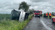 Nehoda autobusu na Kutnohorsku. Jelo v něm přes 30 dětí ze školky