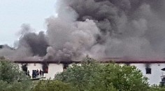 Uprchlíci skákali z oken! Jejich centrum zachvátil požár