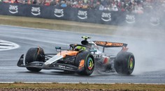 Déšť, nehody, penalizace. Silverstone ovládl Norris, překvapení na třetím místě