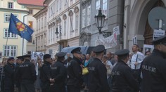 Opevněná Sněmovna? Poslanci chtějí lepší zabezpečení ulice