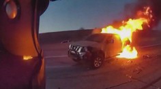 VIDEO: Hrdinský čin zachycen na kameru. Hasič vytáhl ženu z hořícího auta