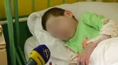 Týraný chlapec kradl jídlo psům i kočkám. V 17 letech má 18 kilo