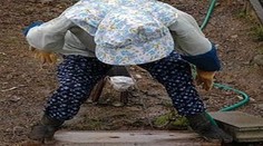 Žena MOČILA v Praze na zastávce. Policisté ji SEBRALI