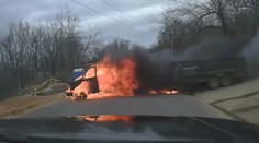 Hořící dodávka se řítila na silnici! Policista natočil celé ohnivé drama