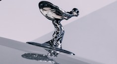 Rolls-Royce mění svoji ikonickou sošku. Musela se přikrčit kvůli elektromobilitě