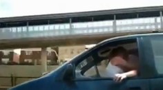 VIDEO: Milenci si to rozdali za jízdy v autě přímo za volantem!
