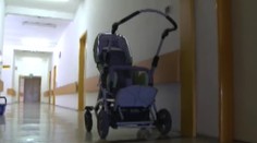 Postižené Danušce (7) ukradli speciálně upravený kočárek. Teď nemůže ven z bytu