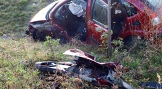 Žákyně autoškoly napálila do stromu, těžce zranila instruktorku
