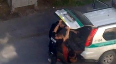 Slovenští policisté při zatýkání hodili Roma do kufru auta