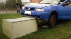 Auto při nehodě uvízlo, zfetovaný šofér si volal na pomoc kamaráda!