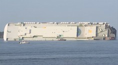 U pobřeží USA se převrátila nákladní loď! Čtyři lidé v ní zůstali uvězněni