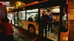 Dojemné video: Maminka porodila v autobuse, řidič pomáhal
