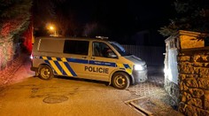 Muž u Prahy omylem postřelil příbuzného, když mu ukazoval zbraň