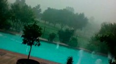 VIDEO: Do bazénu padaly kroupy jako tenisáky