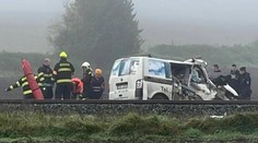 Při srážce dodávky s vlakem zemřeli dva lidé. Další člověk je ve vážném stavu
