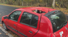 Tajemný předmět ve Francii rozdrtil střechu auta. Policisté mluví o meteoritu