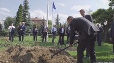 Babiš se v Turecku oháněl i lopatou. Zasadil tam lípu