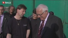 DOJEMNÉ SHLEDÁNÍ: Klaus po letech usedl do své bývalé škodovky!