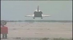 NÁDHERA! Prohlédněte si poslední přistání raketoplánu Discovery
