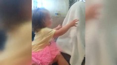 Kuk! Tatínek se oholil, holčičku to vyděsilo k smrti