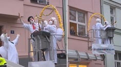 Radost seniorům dělali zdravotní klauni, křepčili i 20 metrů nad zemí